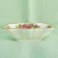 Royal Albert old country roses чиния за ядки, снимка 1 - Чинии - 38010722