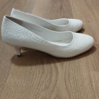Бели обувки и подарък балеринки, снимка 1 - Дамски обувки на ток - 43288879