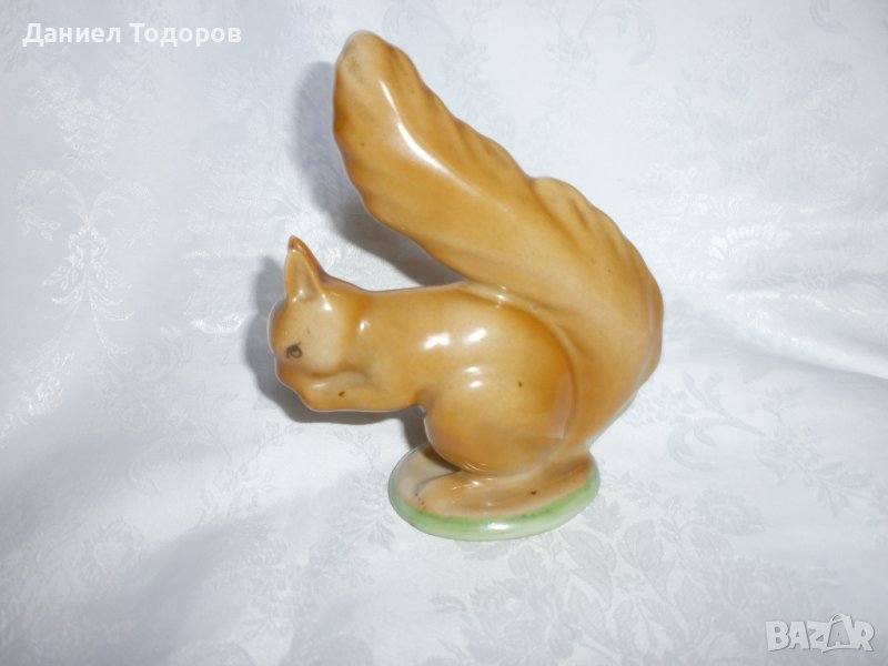 Стара  Българска Порцеланова  Фигура - Катерица - с Маркировка, снимка 1