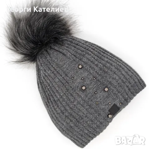 Дамска зимна шапка в сиво с помпон и ефектен дизайн Код на продукта:DASH-01-94