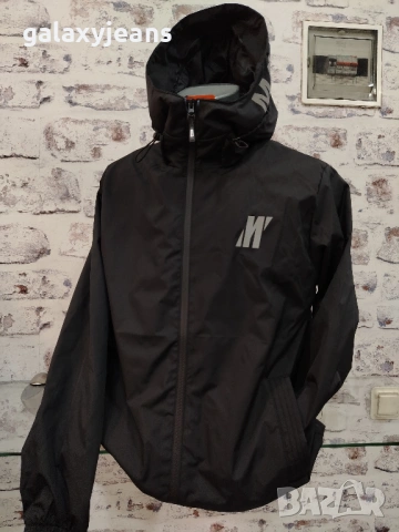 Mavi- черна ветровка, с качулка и цип, 1 вътрешен джоб, 100% полиестер