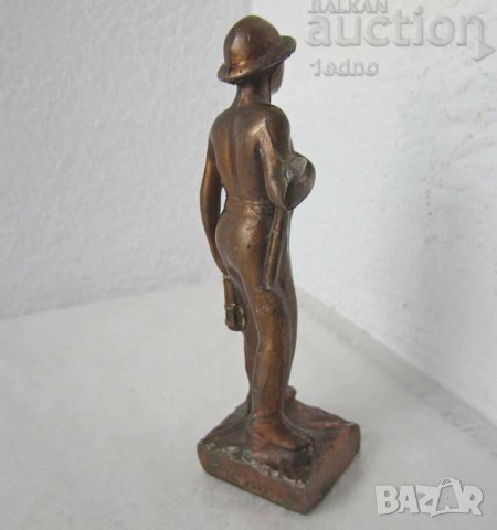 Миньор с каска и лампа статуетка фигура, пластика, автор, подпис R.Scali метал, снимка 5 - Декорация за дома - 28880497