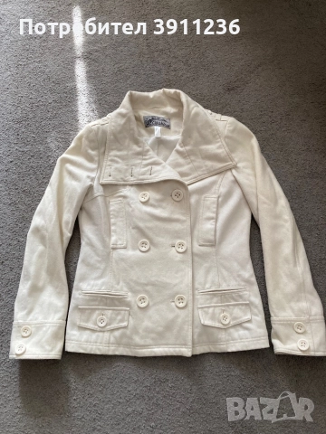 Бяло късо палто