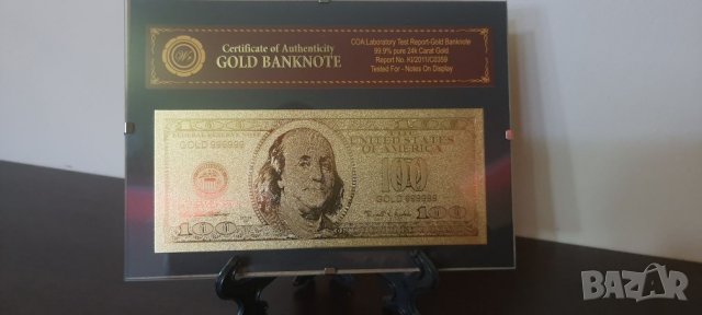 Позлатени долари в стъклена рамка и стойка