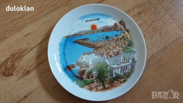 Красива порцеланова чиния от Бенидорм,Испания.