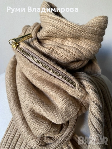 Бежов шал Michael Kors от 30 % вълна и 70 % акрил, снимка 6 - Шалове - 47871793