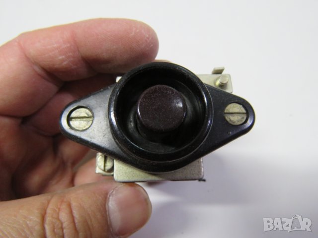 Български як промишлен бутон - незадържащ с здрав корпус от БАКЕЛИТ 