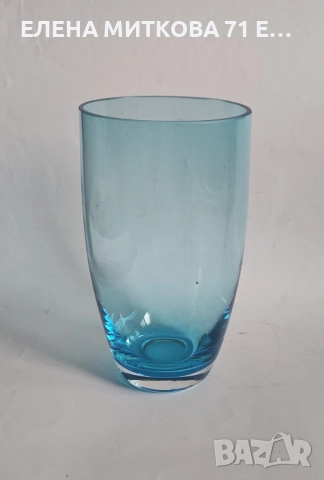 Ваза от цветно стъкло с масивна основа