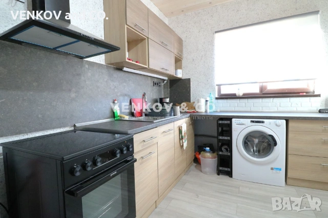 НА МЕТРИ ОТ СПИРКА, ПЛОЩАД И УЧИЛИЩЕ!! АСФАЛТОВ ПЪТ!! ГОТОВА ДО КЛЮЧ С ЧИСТО НОВ ПОКРИВ!! РАВЕН ДВОР, снимка 8 - Къщи - 53247317