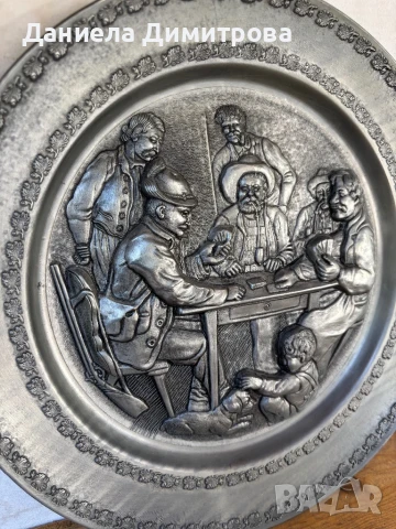 Масивна калаена чиния за окачване с картоиграчи в кръчма, снимка 2 - Антикварни и старинни предмети - 51338383