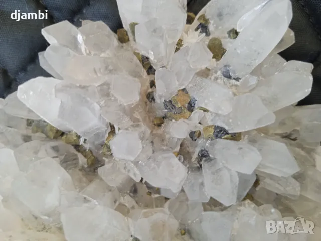 №229,Кварц,Кварцова друза,Халкопирит,Сфалерит,Планински кристал,Кристали,Минерали,Родопи,Мадан,, снимка 3 - Декорация за дома - 49034115