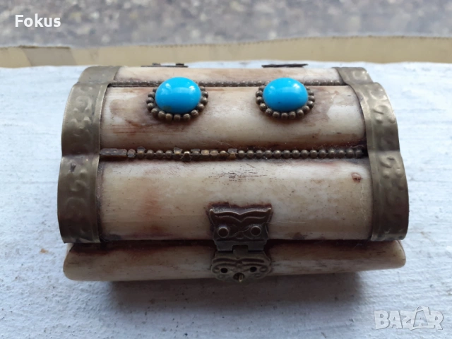 Стара кутия от камилска кост с месингов обков