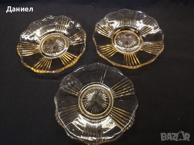 Три малки стъклени чинийки , снимка 2 - Антикварни и старинни предмети - 39747091