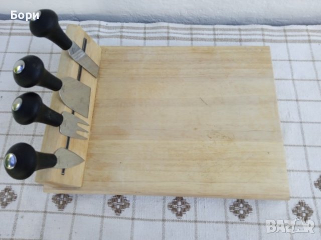 Дървена дъска с ножове за сирене,кашкавал, снимка 1 - Прибори за хранене, готвене и сервиране - 37510022