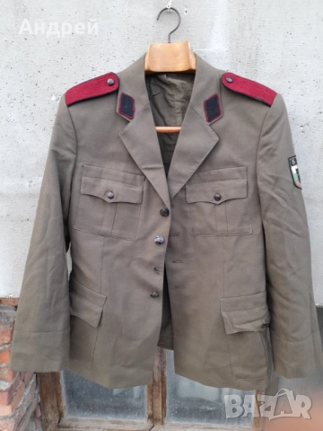 Стара военна куртка, снимка 2 - Антикварни и старинни предмети - 51595844