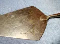 СТАРИННА БРОНЗОВА ДЕБЕЛО ПОСРЕБРЕНА ЛОПАТКА за СЕРВИРАНЕ на ТОРТА с КЕХЛИБАРЕНА ДРЪЖКА КЕХЛИБАР, снимка 4