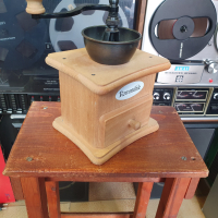 Винтидж ретро дървена кафемелачка с долно чекмедже , снимка 5 - Декорация за дома - 44933433
