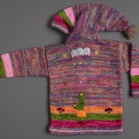 Многоцветна перуанска детска жилетка с елфска качулка, размери от 0 до 7 години , снимка 2 - Детски пуловери и жилетки - 35537566