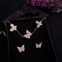 Комплект бижута Колие и обеци Изящна пеперуда, снимка 1 - Бижутерийни комплекти - 44906628