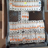 Продавам монофазни Автоматични предпазители Merlin Gerin оранжева серия, E61N, снимка 1 - Друга електроника - 43848264