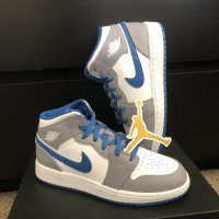 Маратонки оригинални NIKE AIR JORDAN 1 MID WHITE TRUE BLUE GREY, снимка 1 - Детски маратонки - 43386433