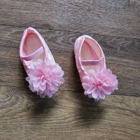 Невероятни сатенени буйки за момиченце 15 - 16 номер, снимка 1 - Бебешки обувки - 32866702
