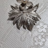 Сребърна брошка с перла от Mikimoto (Япония), снимка 2 - Колиета, медальони, синджири - 43256186