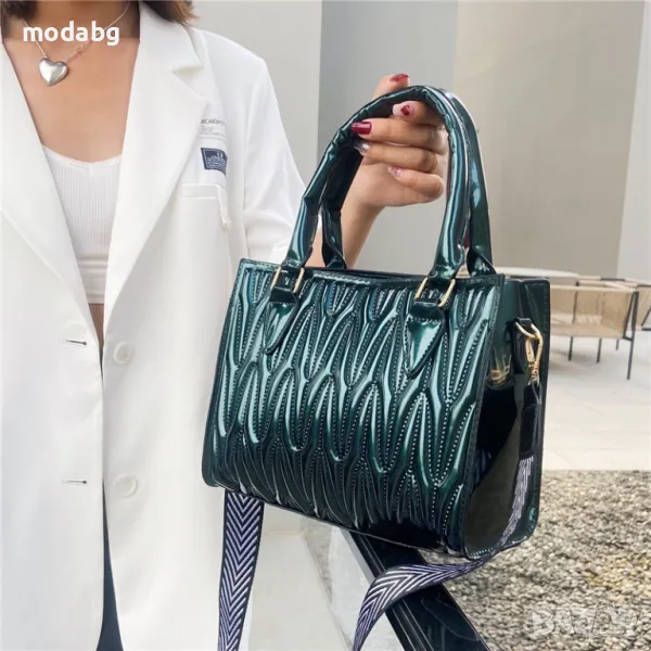 Дамска лачена чанта, снимка 1