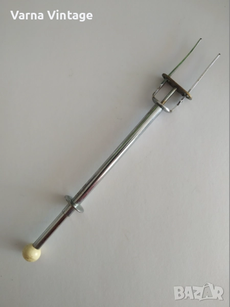 Винтидж механична вилица за бране на кисели краставички, сирене и маслини.., снимка 1