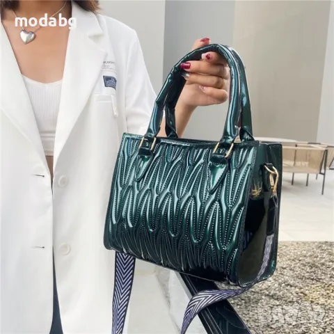 Дамска лачена чанта, снимка 1