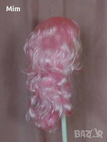 55 см Дълга ,къдрева,розова перука с бретон , снимка 5 - Аксесоари за коса - 53436516