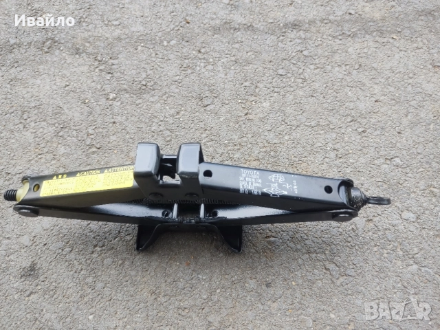 Продавам механичен крик за Тойота, тип "жаба"., снимка 2 - Аксесоари и консумативи - 52567877