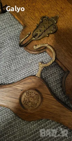 Стара красива закачалка от Ратан, Масивно дърво и месинг, снимка 2 - Закачалки - 50306613