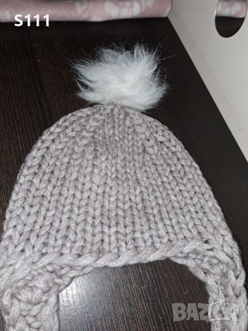 Разкошна дамска ръчно плетена зимна шапка с помпони, снимка 3 - Шапки - 43991337