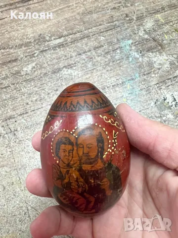 Старо, дървено яйце с нарисувани религиозни мотиви 
