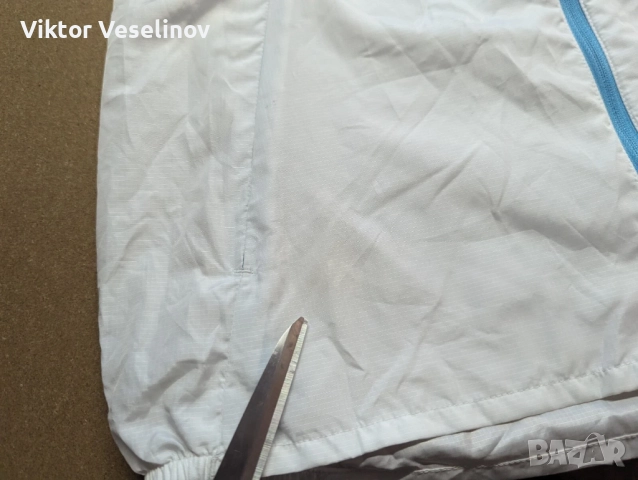 НОВО Mizuno Дамско Яке с Качулка Размер S Бяло Олекотено Ветровка, снимка 4 - Якета - 52337249