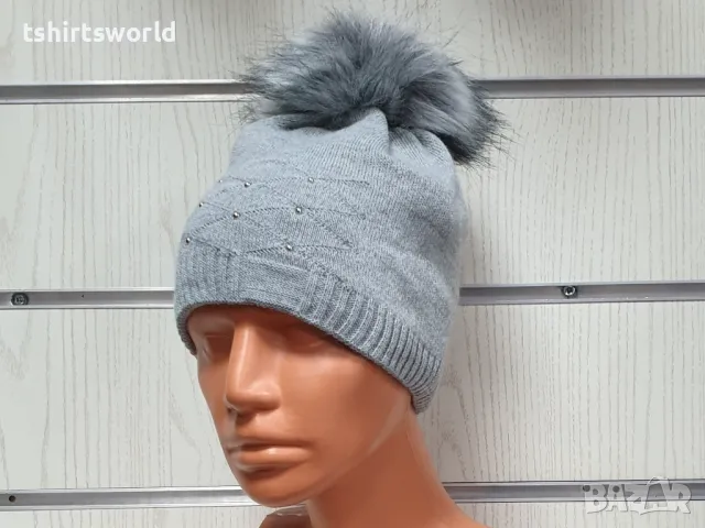 Нова зимна дамска шапка с камъчета отпред и с пух/помпон в светлосив цвят, снимка 5 - Шапки - 48210167