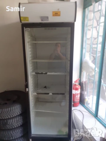 Вертикална хладилна витрина