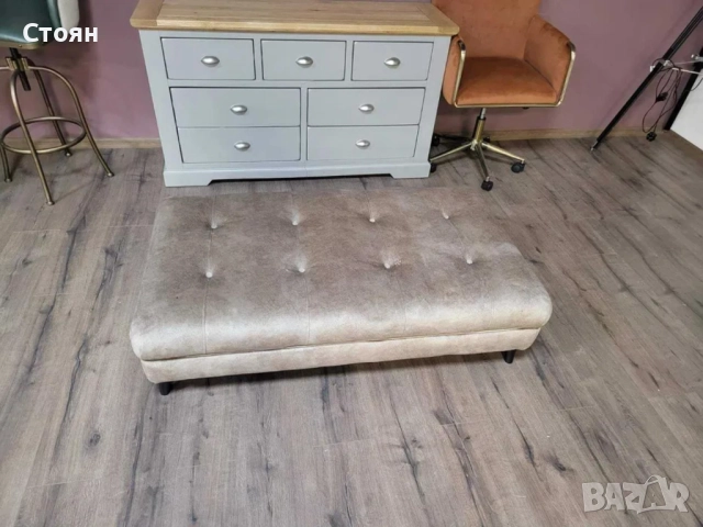 Бежова табуретка от плат тип Честърфийлд