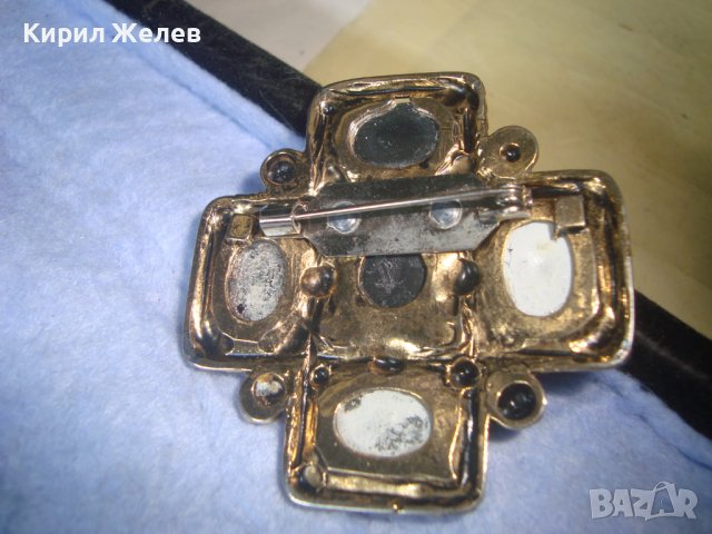 ПОЗЛАТЕНА СТАРА КРЪСТОВИДНА РЕТРО АРТ БРОШКА с ШЛИФОВАНИ ЦВЕТНИ КРИСТАЛИ 29501, снимка 4 - Антикварни и старинни предмети - 37660165