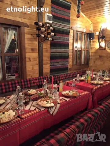 Дървени стенни стойки за бутилки с ръчно изработени колела , снимка 3 - Етажерки - 49183070