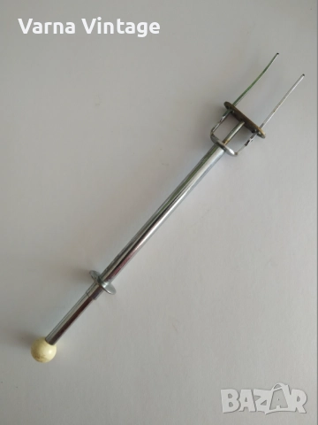 Винтидж механична вилица за бране на кисели краставички, сирене и маслини..