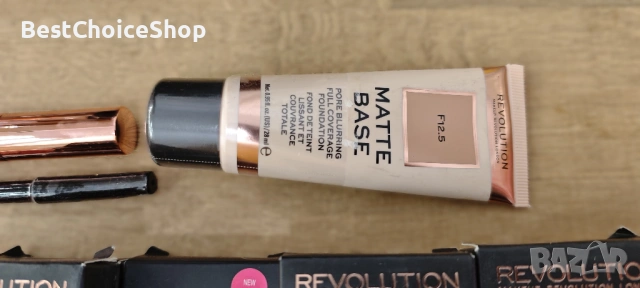 Гримове - Makeup Revolution Течно Червило, матова основа за грим 28 мл – F12.5, пълно покритие – F15, снимка 3 - Козметика за лице - 53466496