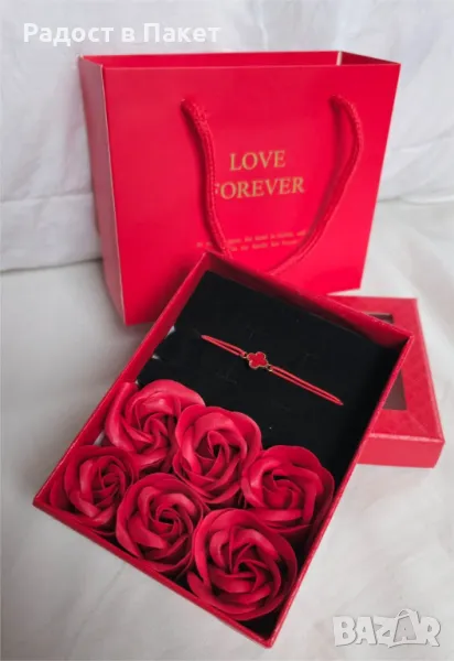 Подаръчна кутия с вечни рози и гривна, снимка 1