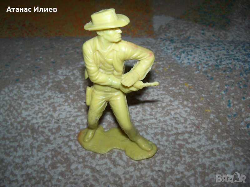 Голям пластмасов войник, каубой соц играчка. Височина 13 см., снимка 1