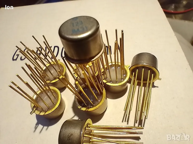 1РН723 с позлатени изводи, стабилизатор на на напрежение , снимка 1