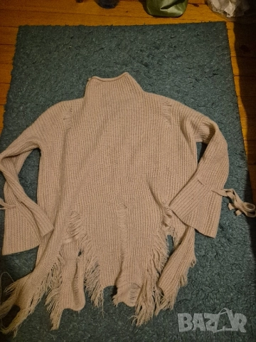 бежов пуловер с дупки Радис, снимка 2 - Блузи с дълъг ръкав и пуловери - 52515408