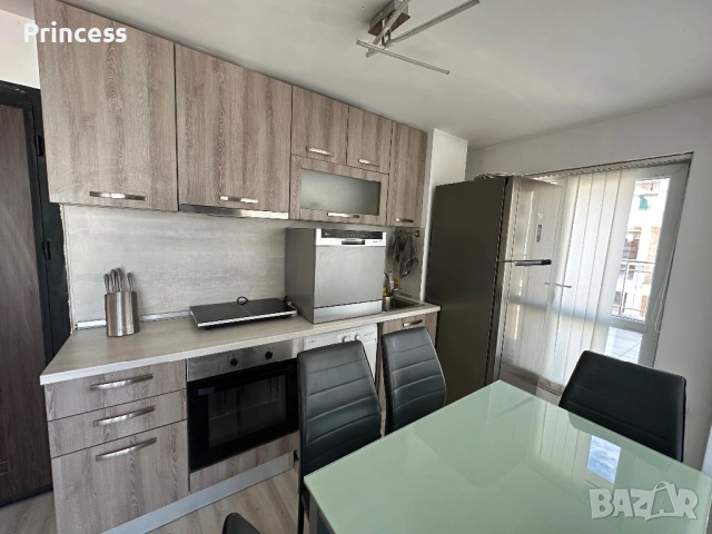 Тристаен апартамент Колхозен пазар