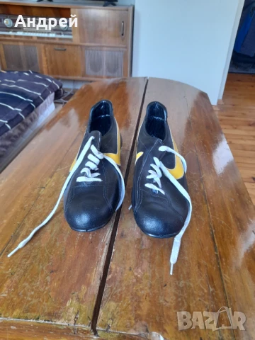Стари футболни обувки,бутонки Jaguar