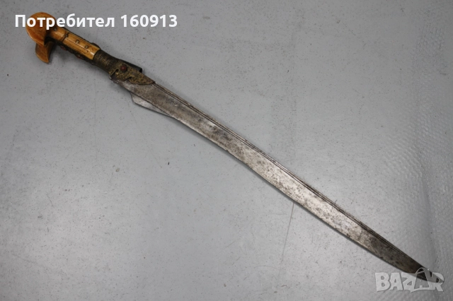 Стар османски балкански ятаган с бели дръжки сребърен обков и корали